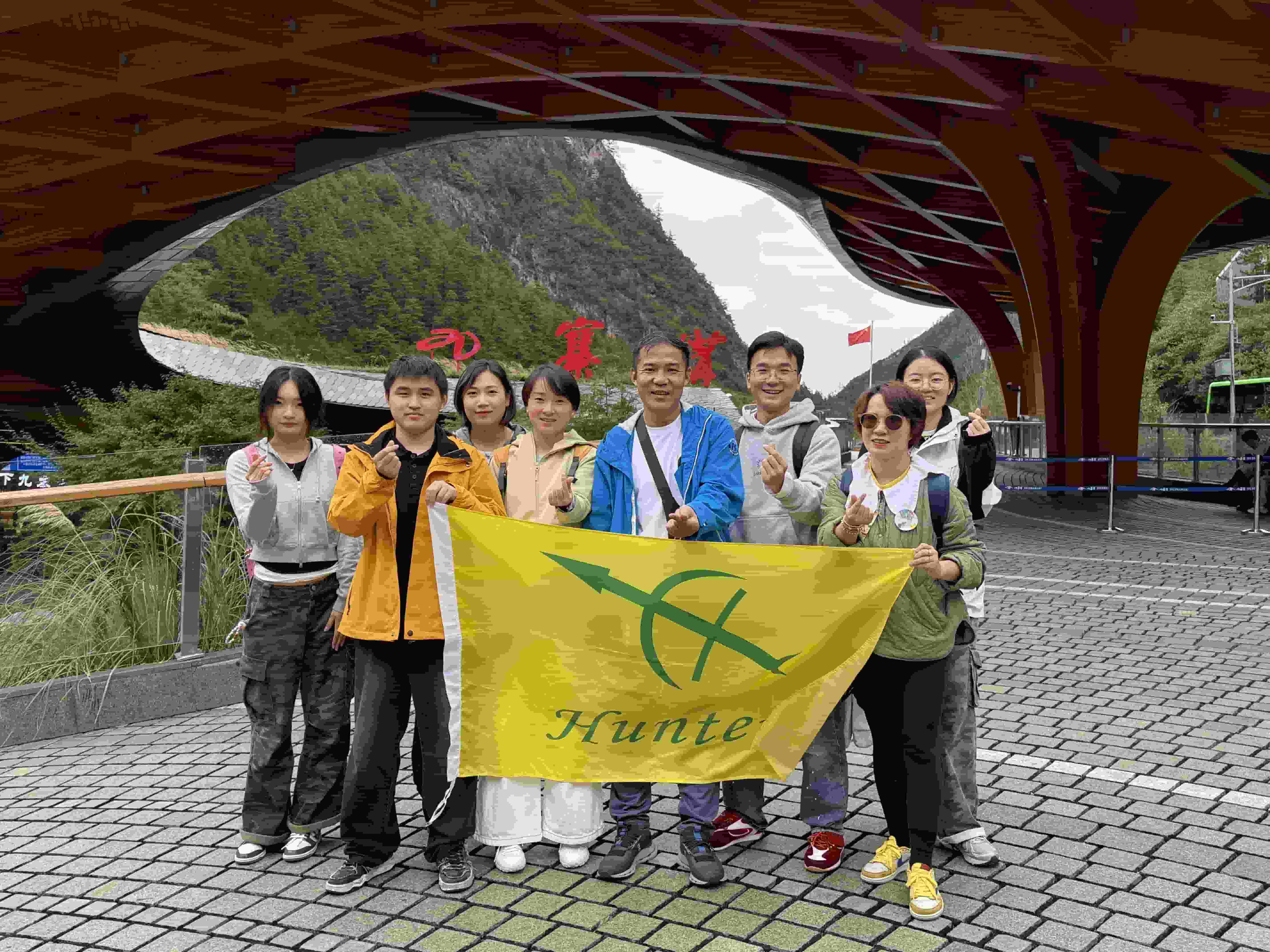 တောင်များနှင့်ပင်လယ်များအပြင်, Shanghai Visa Plastics ၏မှတ်တမ်းရုပ်ရှင်၏မှတ်တမ်းရုပ်ရှင်၏ 